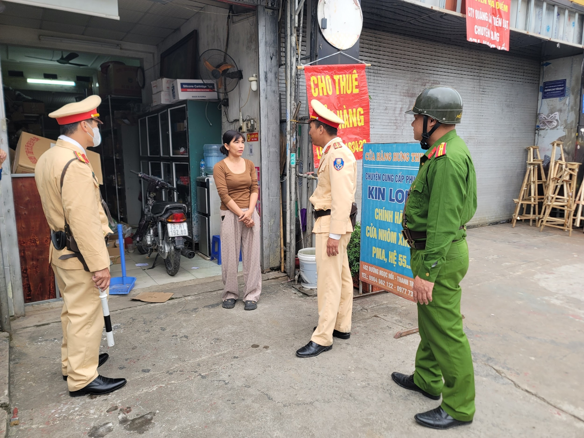 Cảnh sát giao thông Hà Nội tăng cường bảo đảm an toàn giao thông trên tuyến đường sắt Bắc - Nam